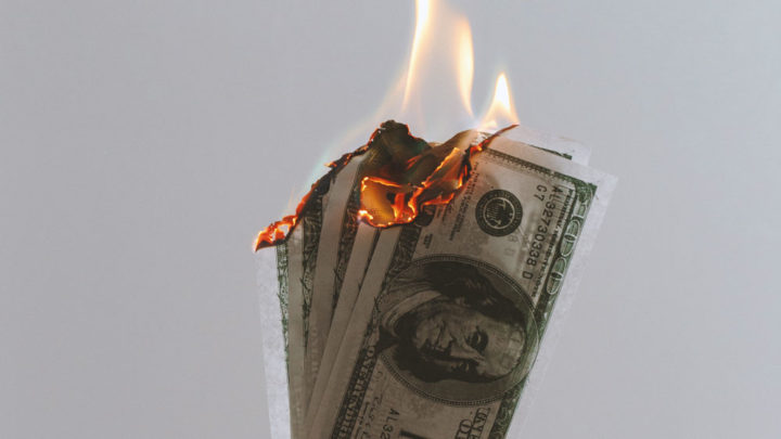 Brennender Dollar als Zeichen für den schwachen Dollarkurs