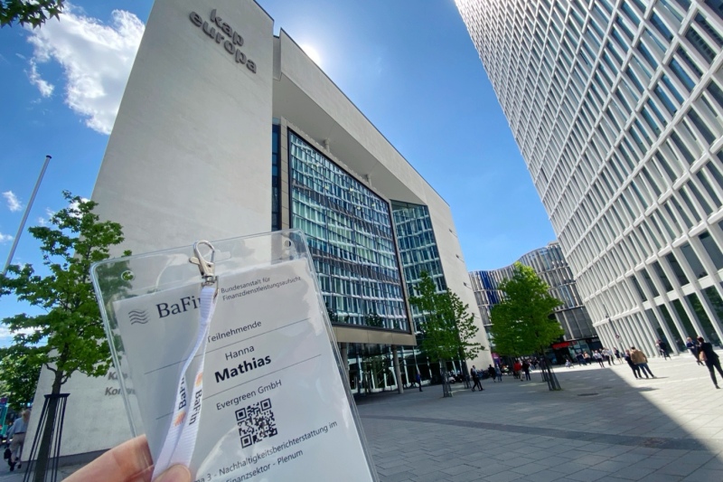 Teilnehmerausweis von Hanna im Bankenviertel von Frankfurt.