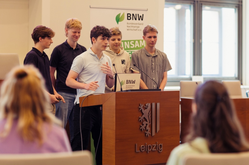 250605_BNW_Umweltprofis_Auszeichnung Auszeichnungsveranstaltung der Umweltprofis von morgen im Leipziger Rathaus. Die Evergreen-Schülergruppe bei der Präsentation.