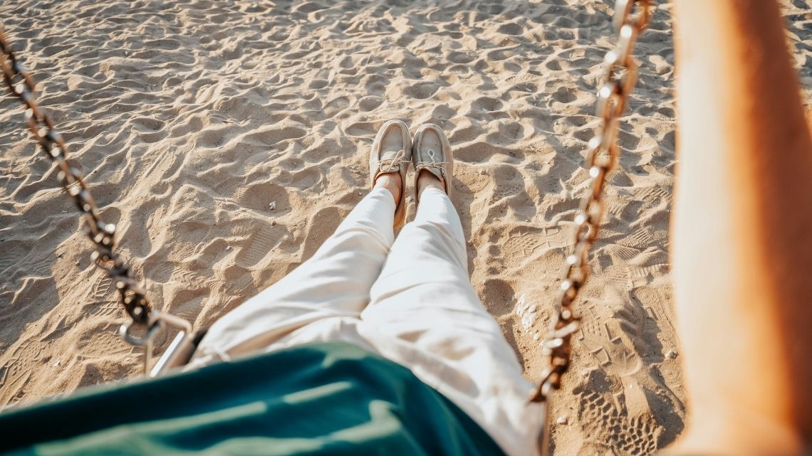 Entspannt in der Strandschaukel am Meer, Erspartes bei der Zinserhöhung clever anlegen